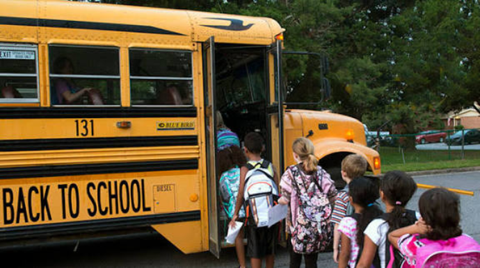 İngiltərədə 470.000 şagirdin məktəb nəqliyyat xərclərini Şuralar ödəyir 