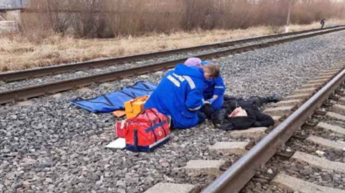 Dəmir yolunda faciə : Yeniyetmə qatarın altında qaldı  