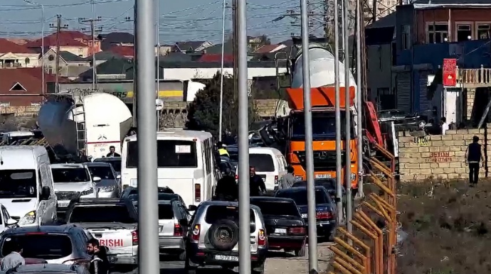 Bakıda betonqarışdıranla toqquşan TIR-ın kabinəsi qopub düşdü   - FOTO - VİDEO - YENİLƏNİB