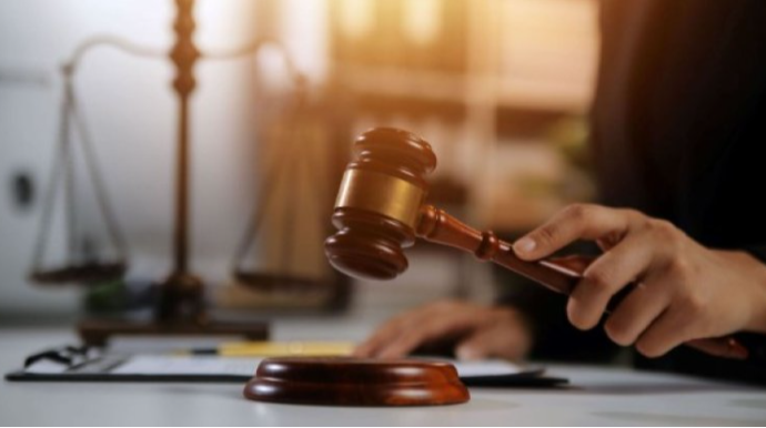 Ana oğlunu evdən çıxarmaq üçün məhkəməyə verdi 