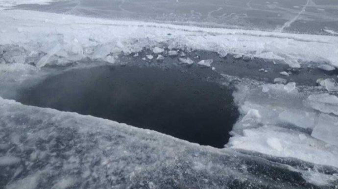 Автомобиль с людьми провалился под лед на Байкале