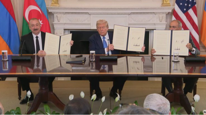İlham Əliyev, Donalda Tramp, Nikol Paşinyan üçtərəfli sənəd imzalayıb - FOTO