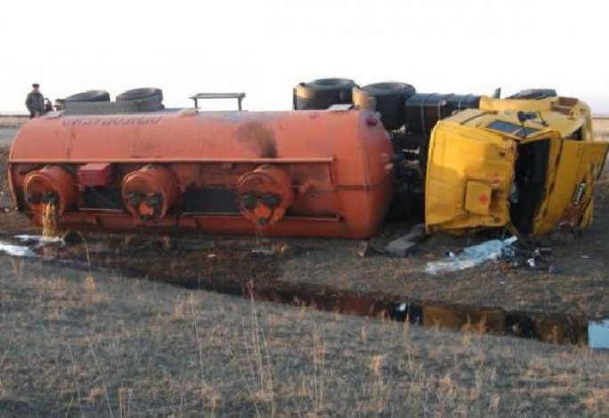 Yanacaqdaşıyan maşın aşdı: 2 yaralı