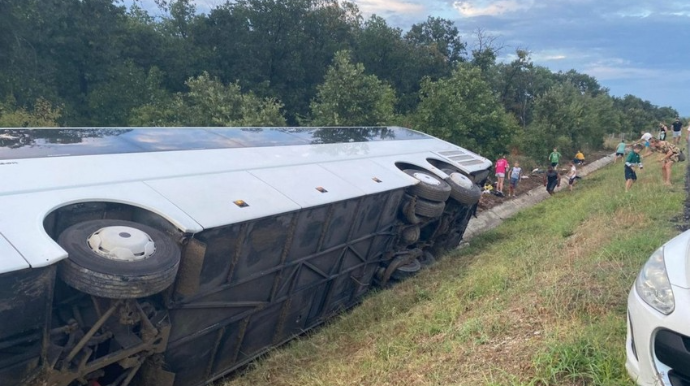 Miqrantları daşıyan avtobus qəzaya uğradı, xəsarət alanlar var 