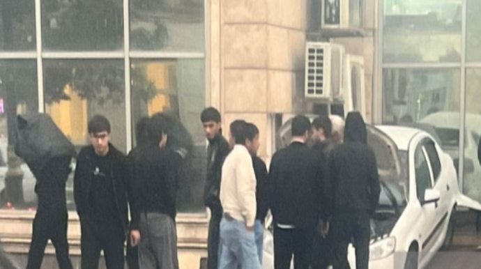 Naxçıvanda maşın ticarət mərkəzinə çırpıldı - FOTO 