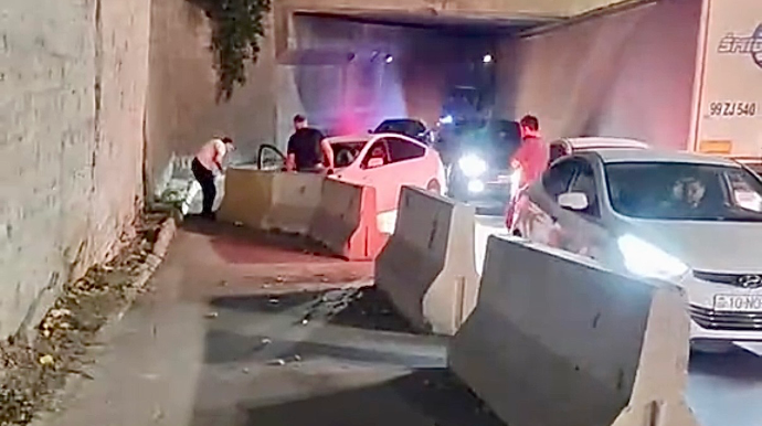“Prius” aylardır davam edən təmir zonasındakı maneəyə çırpıldı   - VİDEO