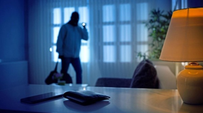 Sumqayıtda bağ evindən 90 min manat oğurlandı 