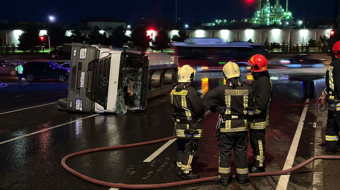 Bakıda yanacaq daşıyan tanker aşdı - FOTO