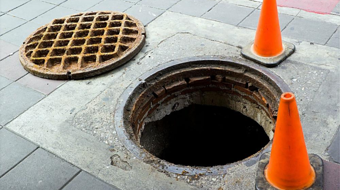 Moskvada təmir işçiləri kanalizasiya quyusunda qalıblar – VİDEO 