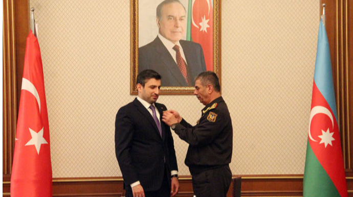 Zakir Həsənov Selçuk Bayraktarı medalla təltif edib   - FOTO