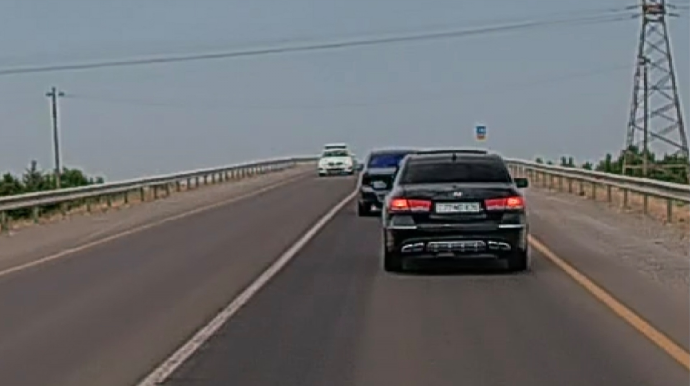 Hər yerdə qayda pozan sürücülər polisi görən kimi qanuna ikiqat əməl edirlər - VİDEO