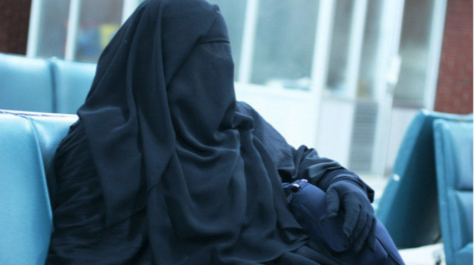 Бакинская полиция выявила человека в черном никабе с "мужской" рукой  - ФОТО