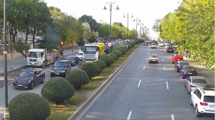Üç zolaqlı yol iki zolağa çevrildiyi üçün tıxac yaranır – AYNA hərəkətə keçdi - VİDEO