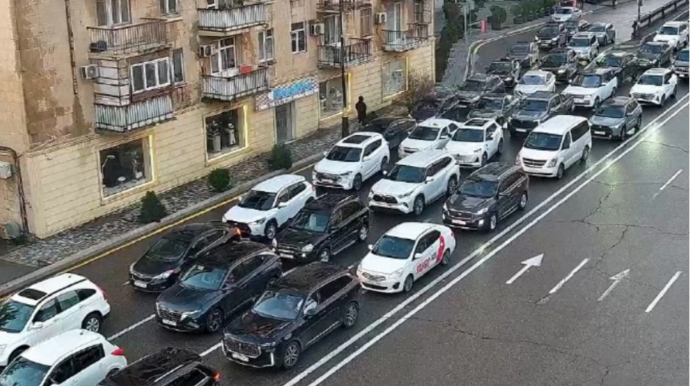На каких улицах Баку 11 декабря наблюдаются транспортные заторы?