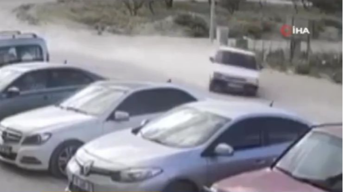 Qadın sürücü qəza törətdi, sərnişinlə yerlərini dəyişdi  - VİDEO