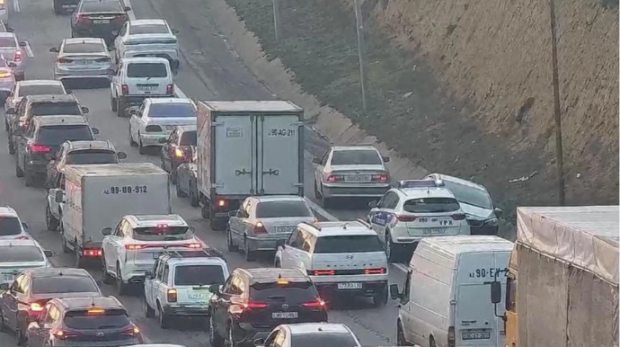 Bu yollarda tıxac var - SİYAHI 