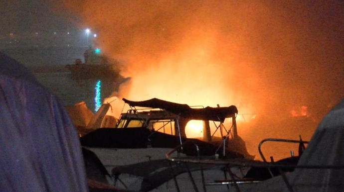 İstanbulda güclü yanğın: Altı qayıq kül oldu 