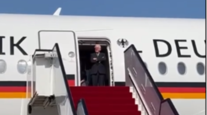 Almaniya prezidentini Qətər hava limanında qarşılamağı unudublar - VİDEO 