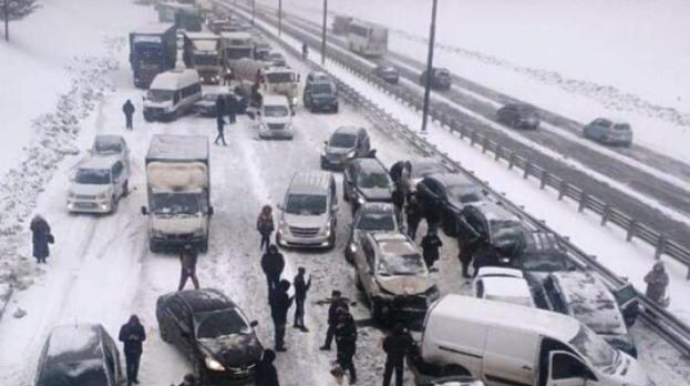 Moskvada 30 avtomobil toqquşdu: Azyaşlı xəsarət aldı - VİDEO 