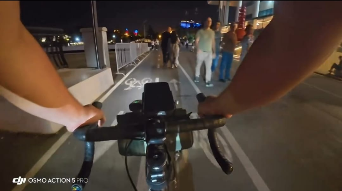 Velosiped zolaqlarında gəzintiyə çıxan piyadalar təhlükə yaradır - VİDEO 