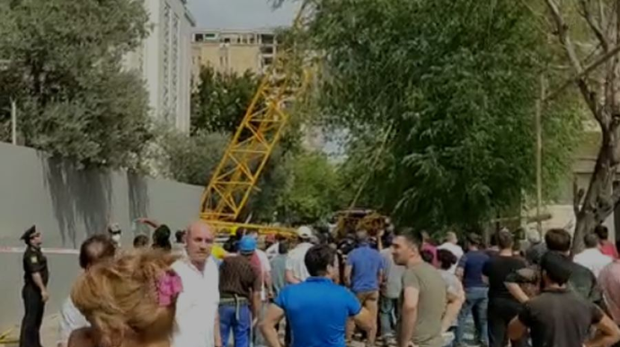 В Баку строительный кран упал на жилое здание - ВИДЕО