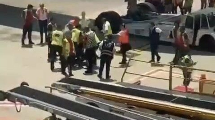 Hərəkətdə olan təyyarəni saxlamağa çalışan ata və oğlu həbs edildi - VİDEO