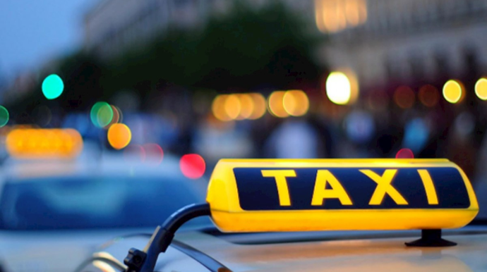 Azərbaycanda taksi sürücüsü müştərini zorla düşürtdü, çantasını da tulladı