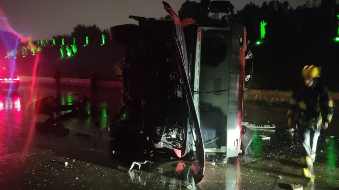 Bakıda evakuator aşdı, yola yağ və yanacaq dağıldı - FOTO - VİDEO