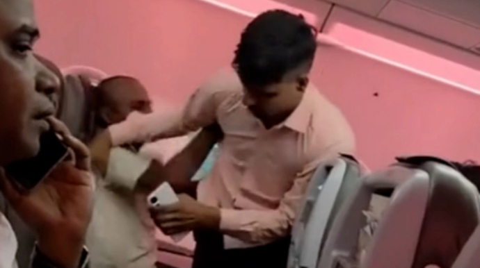 Sərxoş sərnişinin təyyarədə qeyri-adekvat hərəkətləri təhlükə yaratdı - VİDEO