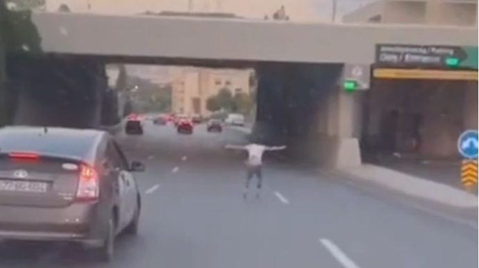 Prospektdən "Beşmərtəbəyə" "rolik"də  sürüşən gənc ölümə getdi - VİDEO