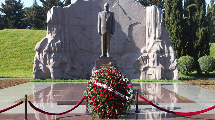 Azərbaycan və Rusiya baş prokurorları Heydər Əliyevin məzarını ziyarət ediblər