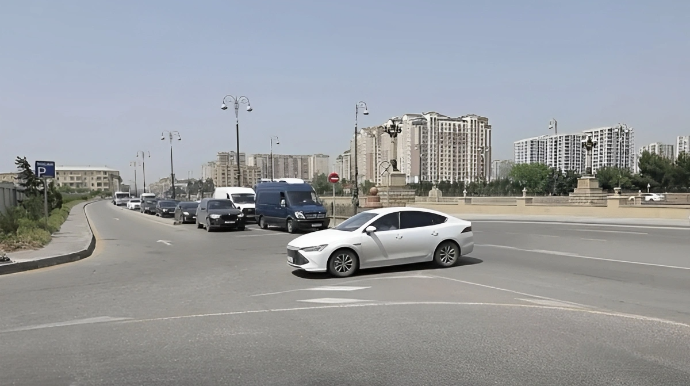 Hərəkətin təşkili faciəyə səbəb ola bilər: Təhlükə yaradan kəsişmə - VİDEO