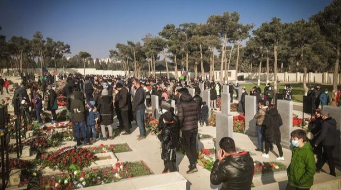 Azərbaycan xalqı Yeni ilin ilk günündə Fəxri xiyabana axışdı  - FOTO