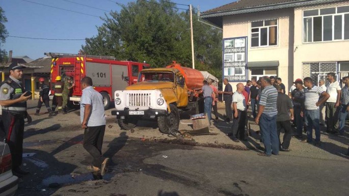 Lənkəranda minik və yük avtomobilləri toqquşdu: 1 ölü - FOTO