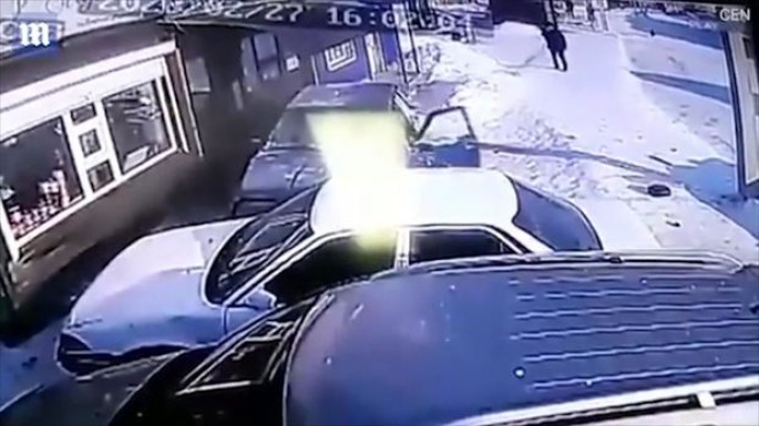 Rusiyada sərxoş sürücü avtomobili piyadalara çırpdı - VİDEO