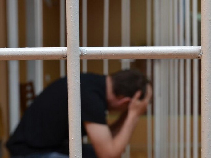 Bakıda sevgilisini metroda bıçaqlayan oğlan MƏHKƏMƏ QARŞISINDA