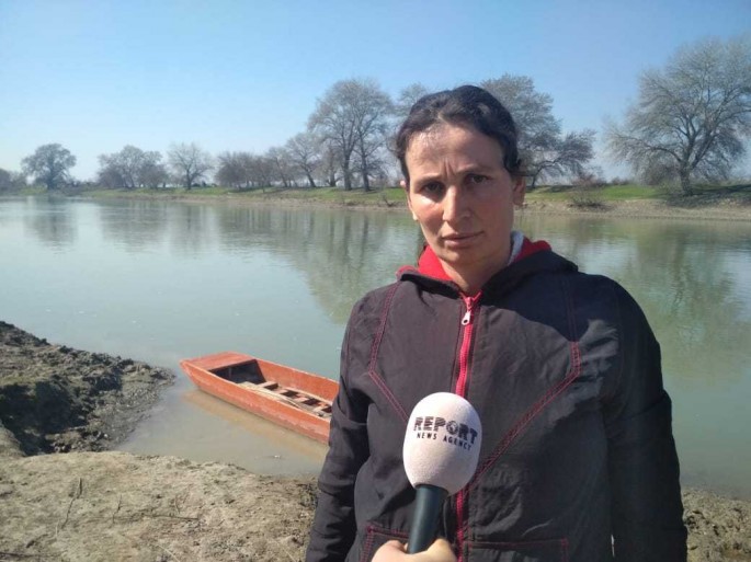 Kür çayında sərnişinləri daşıyan "Qayıqçı" qadın - FOTO