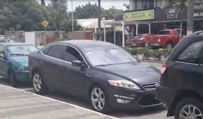 Park etdiyi maşını qeyri-adi üsulla çıxardı - VİDEO