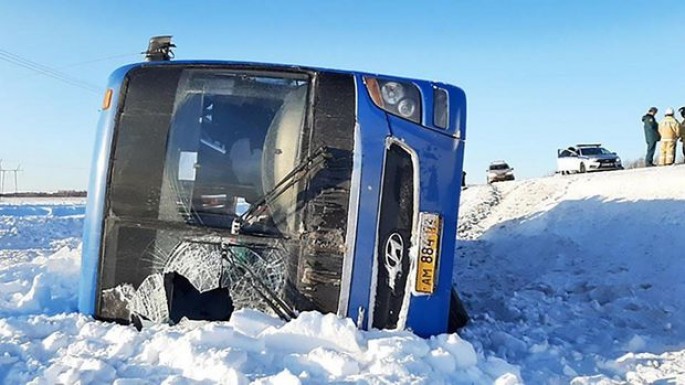 Qaldırıcı kran sərnişinlə dolu avtobusa çırpıldı - VİDEO