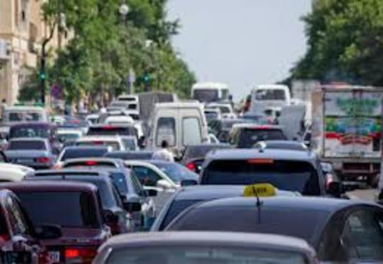 Bəzi küçələrdəki tıxacı məktəbə uşaq gətirən sürücü-valideynlər yaradırlar 