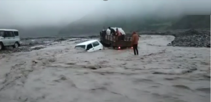 Qubada fəlakət: Çayı keçmək istəyən “Niva” və “UAZ”-ı sel apardı – - VİDEO