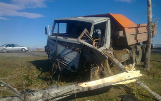 İçi daşla dolu olan “Kamaz” qəza törətdi - 2 yaralı