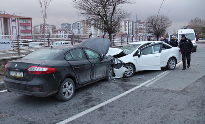 Maşınla əks yola girən qadın qəzaya səbəb oldu: 10 yaralı - FOTO