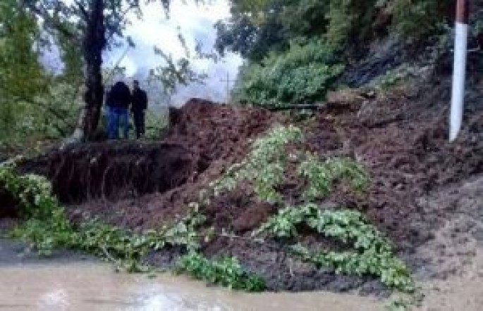 ETSN: Bəzi avtomobil yollarında sürüşmələr aktivləşib