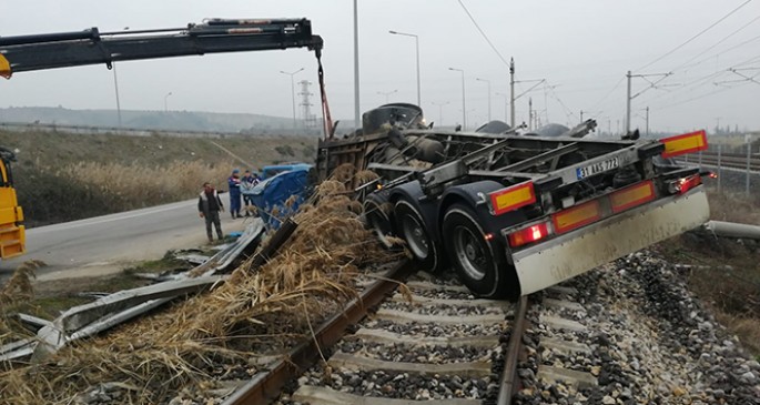 Süd daşıyan tanker dəmiryol xəttinin üzərinə aşdı: 2 ölü - FOTO