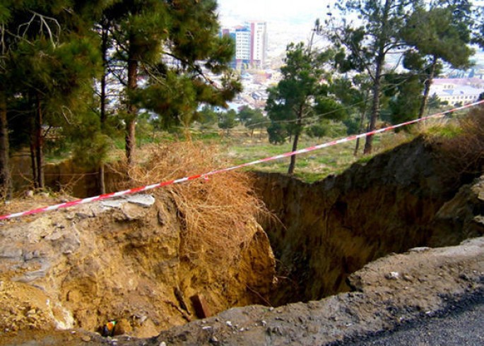 Bəzi yollarda sürüşmə sahələri yaranıb