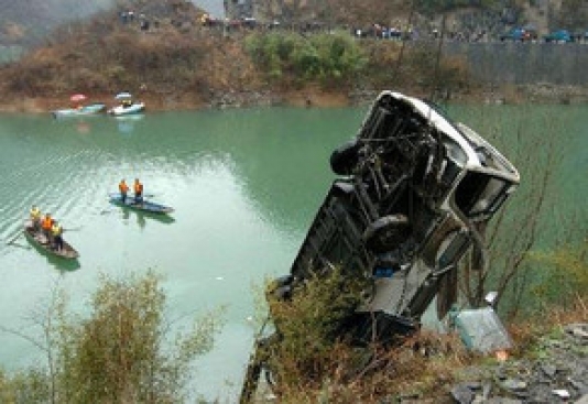 Avtobus gölə düşdü: 18 ölü, 2 yaralı