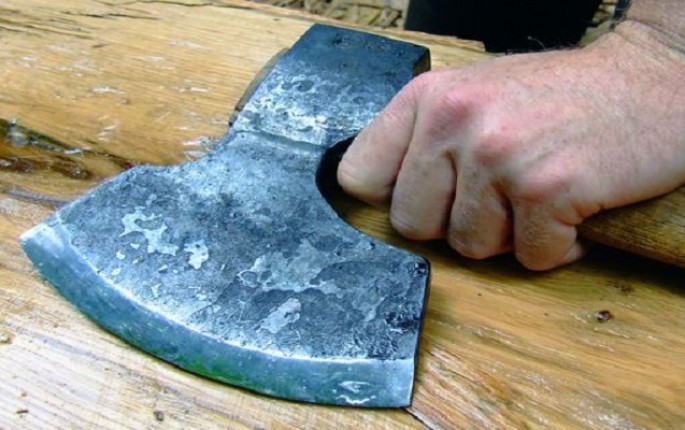 Şamaxıda oğul 70 yaşlı atasını baltalayaraq öldürdü