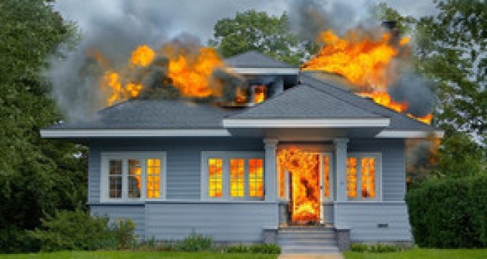 Ev yandı: 8 ölü, 3 yaralı