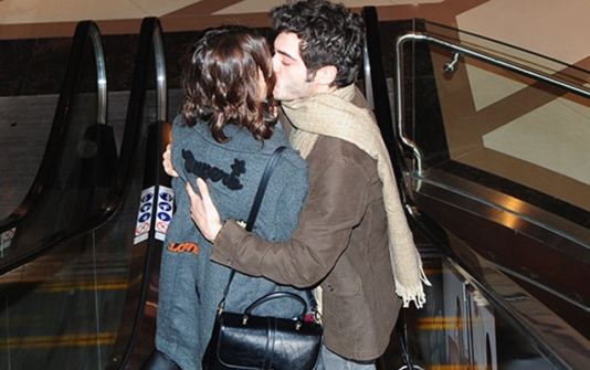 Eskalatorda öpüşdülər - FOTOLAR